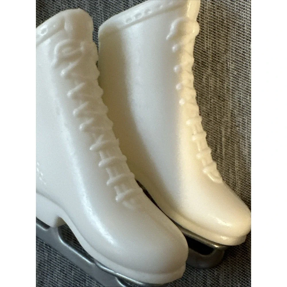Vingage‎ 1990s Barbie Doll white ice skates holiday